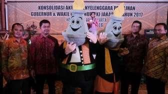 Ketua KPU DKI Jakarta Sumarno, Ketua KPU Pusat Juri Ardiantoro, Ketua Bawaslu Muhammad dan Sekda DKI Jakarta M Saefullah (kanan), berfoto dengan maskot Pilgub DKI 2017, di Jakarta, Sabtu (30/7/2016). [Suara.com/Oke Atmaja]