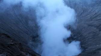 Gunung Bromo Keluarkan Suara Gemuruh Hingga Kaca Pos Bergetar