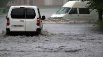 Cara Mengemudikan Mobil saat Jalanan Terendam Banjir