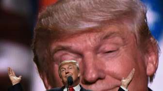 Kelompok Ini 'Hadiahkan' Foto Bugil pada Pemilih Donald Trump