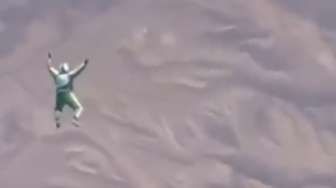 VIDEO: Aksi Gila Lelaki Terjun dari Pesawat Tanpa Parasut