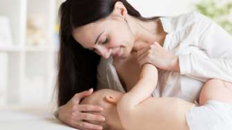 ASI Tak Keluar, Jangan Buru-buru Kasih Bayi Susu Formula