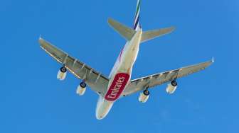 Mendarat, Belasan Penumpang Pesawat Emirates Langsung Dikarantina