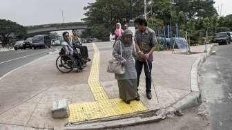 Sejumlah penyandang disabilitas dari Gerakan Aksesbilitas Umum Nasional (GAUN) DKI melakukan uji coba penggunaan trotoar ramah disabilitas di kawasan Jati Baru, Jakarta, Jumat (5/8).[Suara.com/Kurniawan Mas'ud]