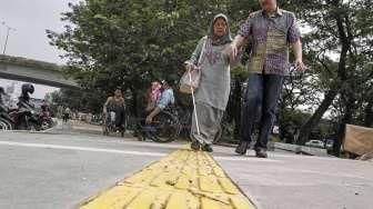 Sejumlah penyandang disabilitas dari Gerakan Aksesbilitas Umum Nasional (GAUN) DKI melakukan uji coba penggunaan trotoar ramah disabilitas di kawasan Jati Baru, Jakarta, Jumat (5/8).[Suara.com/Kurniawan Mas'ud]