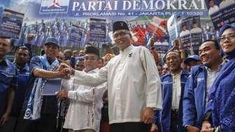 Partai Demokrat memperkenalkan dua pasangan calon gubernur dan wakil gubernur untuk dua provinsi, yakni Aceh dan Sulbar, di Kantor DPP Partai Demokrat, Menteng, Jakarta, Jumat (5/8/2016). [Suara.com/Kurniawan Mas'ud]