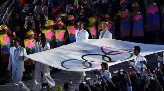 Bendera resmi Olimpiade diarak dalam pembukaan Olimpiade Rio 2016 di Stadion Maracana, Rio de Janeiro, Brasil, Jumat (5/8) [AFP].