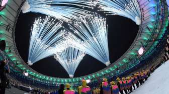 Kembang api menghiasi Stadion Maracana, Rio de Janeiro, Brasil dalam pesta pembukaan Olimpiade 2016, Jumat (5/8) [AFP/Jewel Samad].