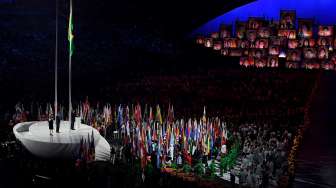 Bendera-bendara negara peserta Olimpiade dikibarkan dalam pembukaan Olimpiade Rio 2016 yang digelar pada Jumat malam (5/8) di Stadion Maracana, Rio de Janeiro, Brasil [AFP].