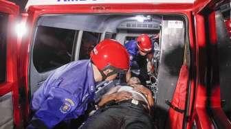 Kobaran api dan upaya evakuasi dalam kebakaran sebuah proyek gedung Swiss-Belhotel di kawasan Kelapa Gading, Jakarta, Minggu (7/8/2016). [Suara.com/Kurniawan Mas'ud]