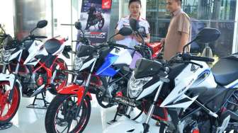 CBR150R Streetfire Laris, Dongkrak Motor Sport Honda 130 Persen