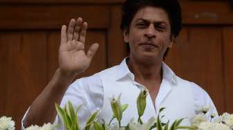 Kedatangan Fans saat Lebaran, Shah Rukh Khan Beri Sambutan Hangat