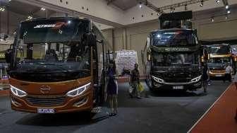 Pabrikan PT Hino Motors Sales Indonesia, Karoseri Adiputro dan Karoseri Laksana Adi Putro, memboyong bus anyar besutan terbaru ke ajang GIIAS 2016, di Tangerang, Banten, Minggu (14/8/2016). [Suara.com/Kurniawan Mas'ud]