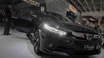 PT Honda Prospect Motor kembali meluncurkan varian baru generasi ke-10 Honda Civic, yaitu All-New Honda Civic Turbo Prestige, di ajang GIIAS 2016 di Tangerang, Banten, Minggu (14/8/2016). [Suara.com/Kurniawan Mas'ud]