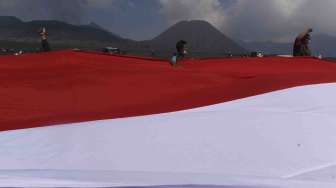 Merah Putih Berkibar di Bromo