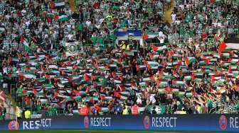 Para pendukung Celtic tampak mengibarkan bendera Palestina, saat timnya menjamu tim Israel, Hapoel Be'er Sheva, dalam laga play-off Liga Champions di Stadion Celtic Park, Glasgow, Rabu (17/8/2016). [Reuters/Russell Cheyne]