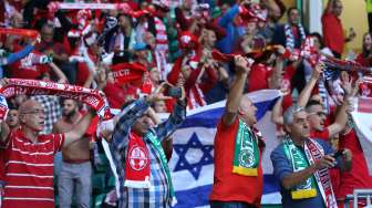 Sekelompok pendukung tim Hapoel Be'er Sheva, saat laga play-off Liga Champions melawan tuan rumah Celtic FC di Glasgow, Skotlandia, Rabu (17/8/2016). [Reuters/Russell Cheyne]