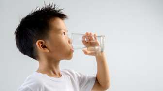 Anak Malas Minum Air Putih, Ini 5 Cara Agar Anak Mau Minum Lebih Banyak