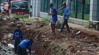 Sejumlah pekerja tampak menyelesaikan pembangunan trotoar di kawasan Senayan, Jakarta, Sabtu (20/8/2016). [Suara.com/Oke Atmaja]