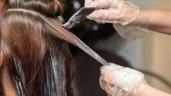 6 Tips Menjaga Kesehatan Rambut Setelah Diwarnai, Salah Satunya Jangan Sering Dibilas