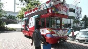 Bus Bandros tampak tengah dihias dan terparkir di Kementerian Pemuda dan Olahraga (Kemenpora), Jakarta, Selasa (23/8/2016). [Suara.com/Oke Atmaja]