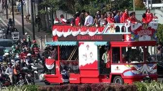 Sejumlah atlet yang mengikuti arak-arakan dengan menaiki bus Bandros menuju Istana Negara, terlihat melintasi kawasan Jalan MH Thamrin, Jakarta, Rabu (24/8/2016). [Suara.com/Oke Atmaja]