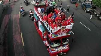 Sejumlah atlet yang mengikuti arak-arakan dengan menaiki bus Bandros menuju Istana Negara, terlihat melintasi kawasan Jalan MH Thamrin, Jakarta, Rabu (24/8/2016). [Suara.com/Oke Atmaja]