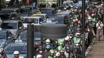 Sejumlah besar pengendara motor, mobil, serta angkutan umum, tampak terjebak macet di kawasan sekitar Gelora Bung Karno (GBK), Senayan, Jakarta, Rabu (24/8/2016). [Suara.com/Kurniawan Mas'ud]