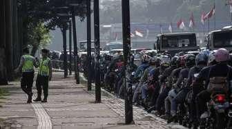 Sejumlah besar pengendara motor, mobil, serta angkutan umum, tampak terjebak macet di kawasan sekitar Gelora Bung Karno (GBK), Senayan, Jakarta, Rabu (24/8/2016). [Suara.com/Kurniawan Mas'ud]