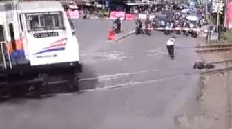VIDEO: Terekam Kamera, Petugas Stasiun Tabrakan Diri ke Kereta