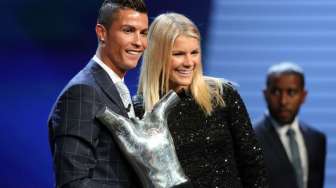 Bintang Real Madrid Cristiano Ronaldo berfoto bersama Pemain wanita Terbaik Eropa Ada Hegerberg. VALERY HACHE / AFP