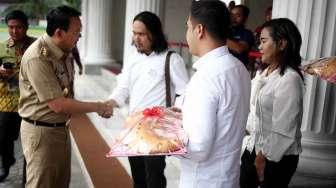 Ahok dan Djarot Dapat Roti Buaya