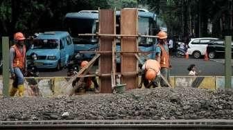 Aktivitas pekerja saat mengerjakan proyek pembuatan pagar sterilisasi Stasiun Tebet, Jakarta, Selasa (30/8/2016). [Suara.com/Oke Atmaja]