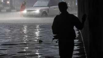 Sejumlah kendaraan tampak terjebak banjir di kolong jembatan kawasan Dukuh Atas, Jakarta, Selasa (30/8/2016). [Suara.com/Kurniawan Mas'ud]