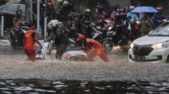 Sejumlah kendaraan tampak terjebak banjir di kolong jembatan kawasan Dukuh Atas, Jakarta, Selasa (30/8/2016). [Suara.com/Kurniawan Mas'ud]