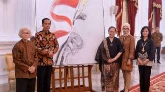 Maestro Lukis Srihadi Hadiahkan Karya kepada Jokowi