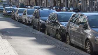 Viral Deretan Mobil Parkir di Gang Pancing Keributan: Bikin Murka Aja!