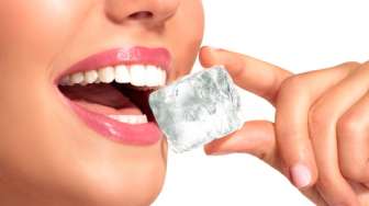Kebiasaan Mengunyah Es Batu Sebaiknya Dihentikan, Bisa Mengancam Kesehatan Gigi!
