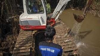 Perbaikan Tanggul Jebol di Kemang