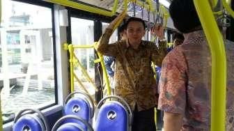 Begini Gaya Ahok Ngantor Naik Transjakarta