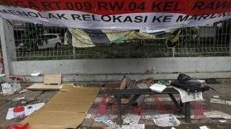 Warga Rawajati Bertahan di Tenda Darurat