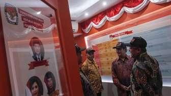 Ketua KPU Juri Ardiantoro, Ketua DKPP Jimly Asshiddiqie, Ketua KPK Agus Rahardjo dan Sesmenpan-RB Dwi Wahyu Atmaji, meresmikan Rumah Pintar Pemilu di Gedung KPU, Jakarta, Senin (5/9/2016). [Suara.com/Kurniawan Mas'ud]