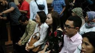 Nangis Tersedu-sedu, Ibu Jessica Wongso Salahkan Arief Soemarko atas Tewasnya Mirna