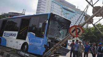 Mau Menyeberang, Siswa SMP Tewas Ditabrak Bus TransJakarta