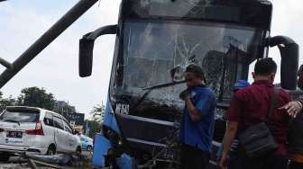 Bus Transjakarta Tabrak Pembatas Jalan