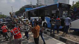 Bus Transjakarta Tabrak Pembatas Jalan