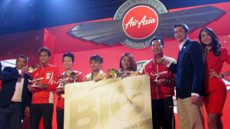 Wah, Owi/Butet Diguyur Bonus Gratis Naik Air Asia Seumur Hidup