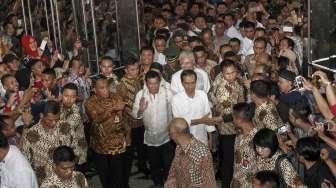 Presiden Joko Widodo (Jokowi) bersama Presiden Filipina Rodrigo Duterte melakukan blusukan ke Pusat Grosir Tanah Abang, Jakarta, Jumat (9/8/2016). [Suara.com/Kurniawan Mas'ud]
