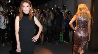 Penampilan Julianne Moore (kiri) dan Rita Ora saat hadir di acara peragaan koleksi Tom Ford di New York Fashion Week (NYFW), Rabu (7/9/2016). [Angela Weiss/AFP]