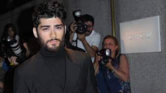 Penampilan Zayn Malik saat hadir di acara peragaan koleksi Tom Ford di New York Fashion Week (NYFW), Rabu (7/9/2016). [Angela Weiss/AFP]
